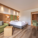 Reisen Aktuell Tirol Alpbachtal Hotel Pirchnerhof Doppelzimmer Buchenholz Beispiel