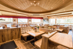 Reisen Aktuell Tirol Bergresort Seefeld Hunderestaurant