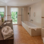 ReisenAktuell Bayerischer Wald Robenstein Aktivhotel Junior Suite Badezimmer Beispiel