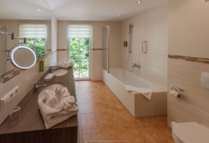 ReisenAktuell Bayerischer Wald Robenstein Aktivhotel Junior Suite Badezimmer Beispiel