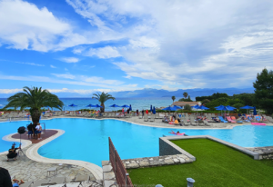 ReisenAktuell Korfu Mareblue Beach Resort Hotel Außenpoolanlage