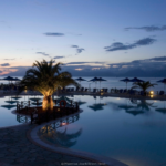 ReisenAktuell Korfu Mareblue Beach Resort Hotel Außenpoolanlage Abendstimmung