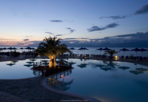 ReisenAktuell Korfu Mareblue Beach Resort Hotel Außenpoolanlage Abendstimmung
